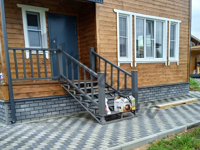 Крыльцо из ДПК с ограждениями